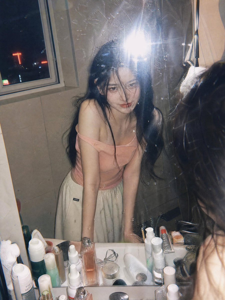 밤 거울 너머 욕실 인물 사진