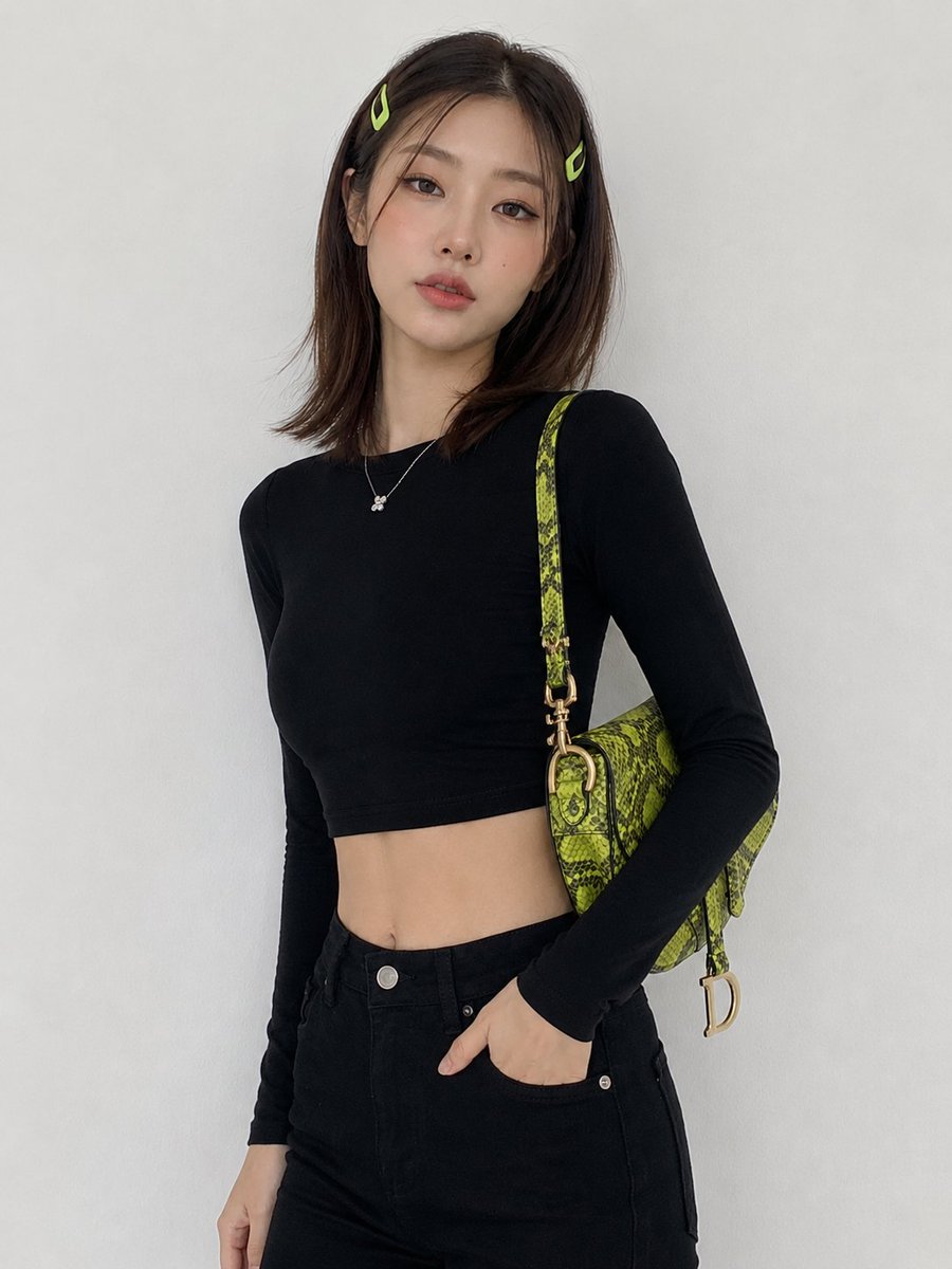 라임그린 헤어핀의 세련 여성