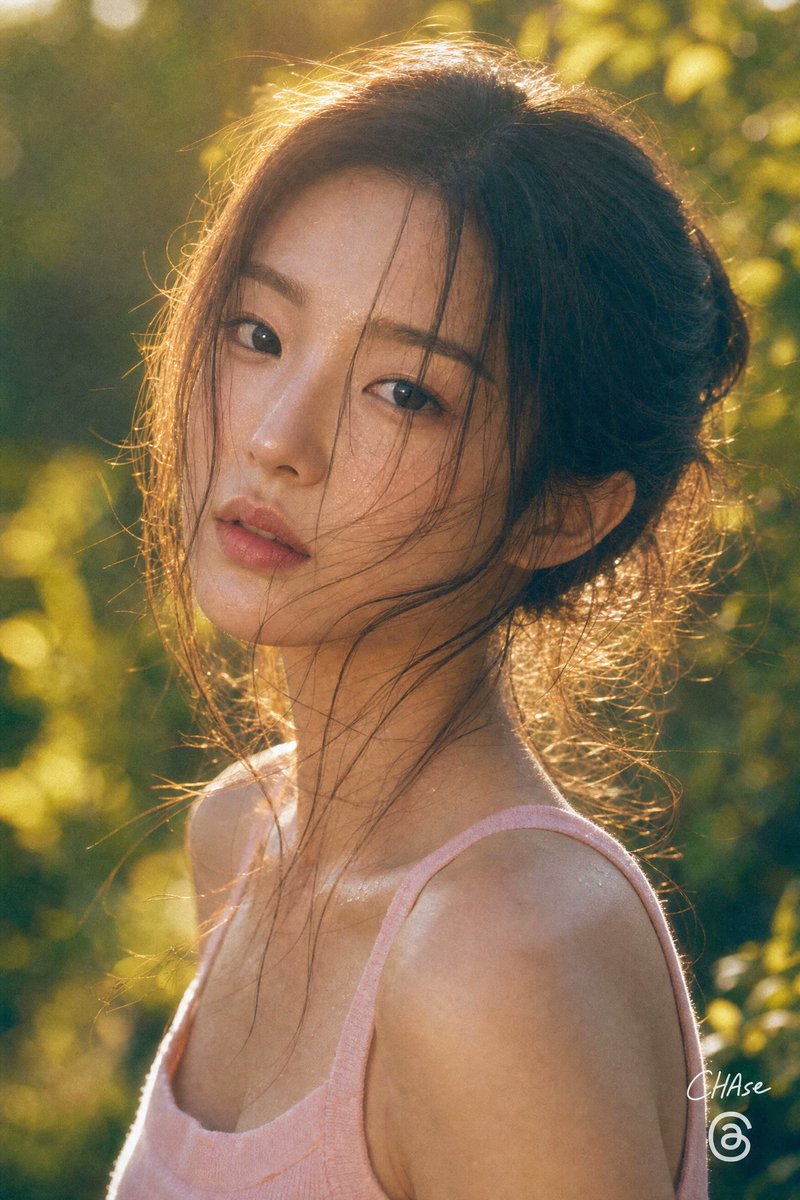 연한 핑크 민소매 인물 초상