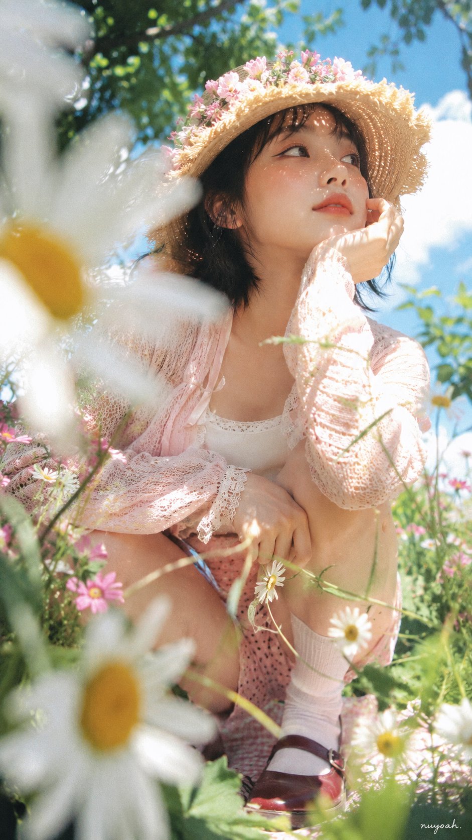 여름 꽃밭 곤충 시점의 밀짚모자 소녀