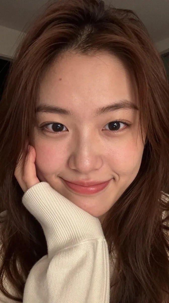따뜻한 실내의 젊은 여인 클로즈업