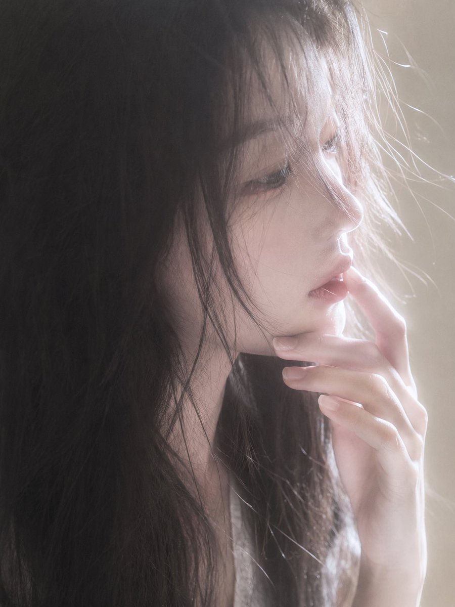 따뜻한 역광 세로 클로즈업 초상