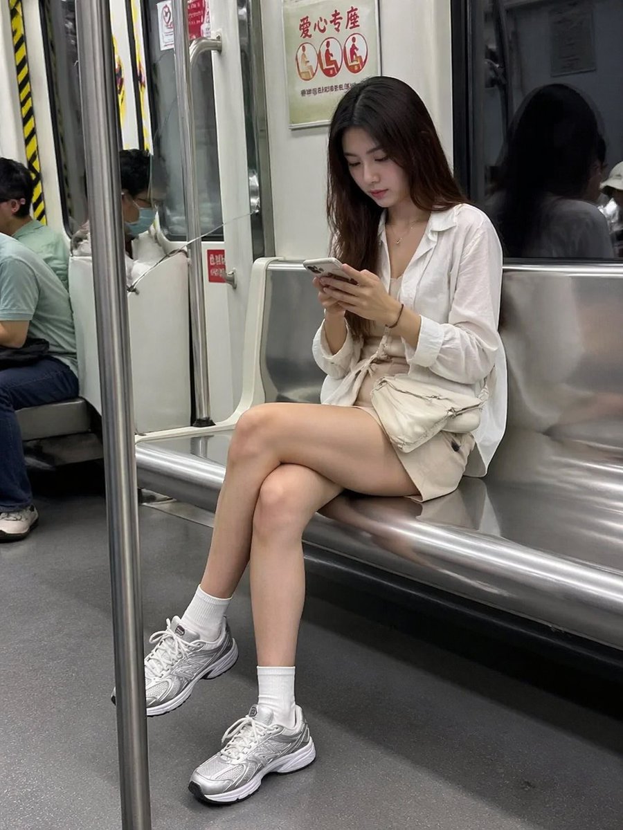지하철에서 스마트폰 보는 여성