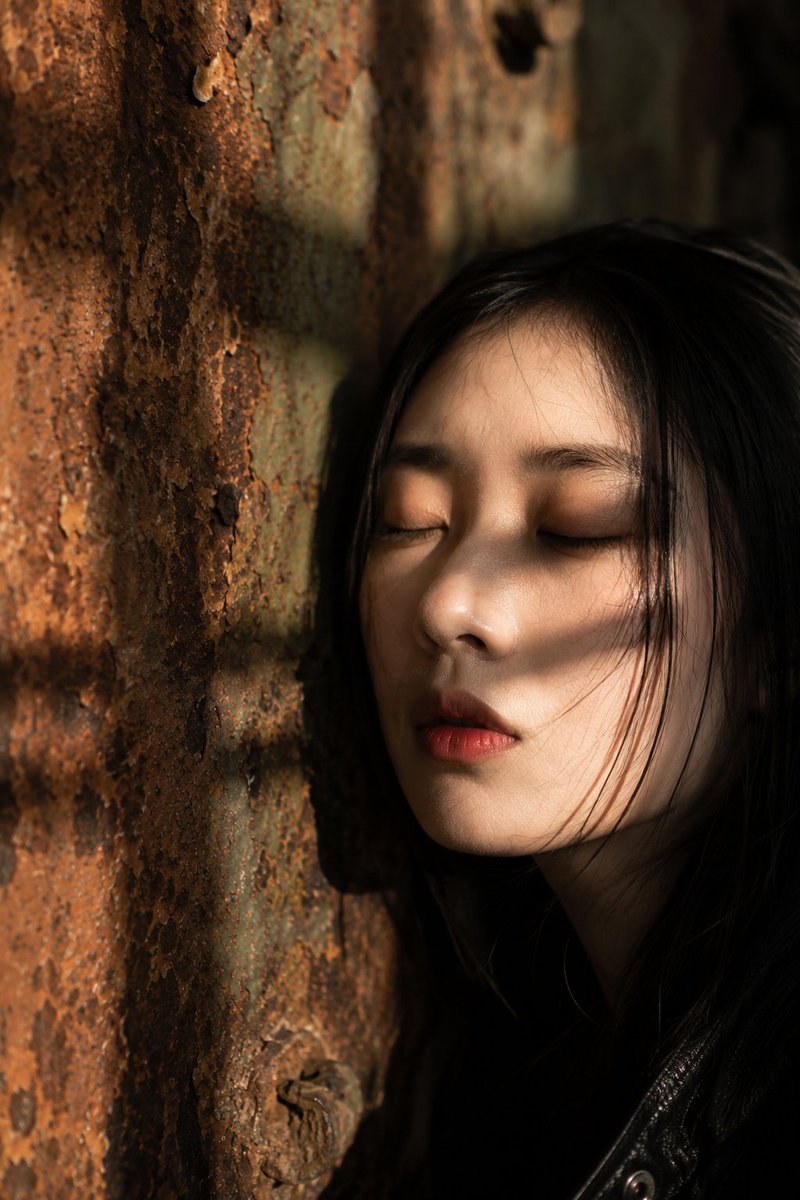 녹슨 벽에 기대 선 인물 클로즈업